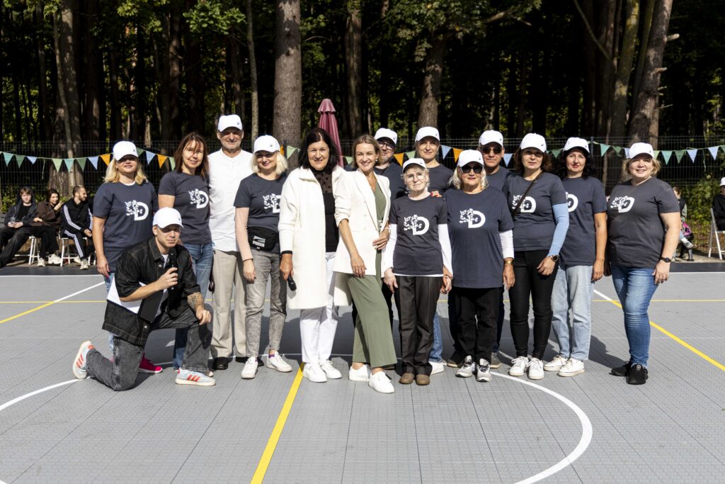 Biedrības biedri un atbalstītāji Multifunkcionālā laukuma atklāšanas pasākumā 2025. gada septembrī.